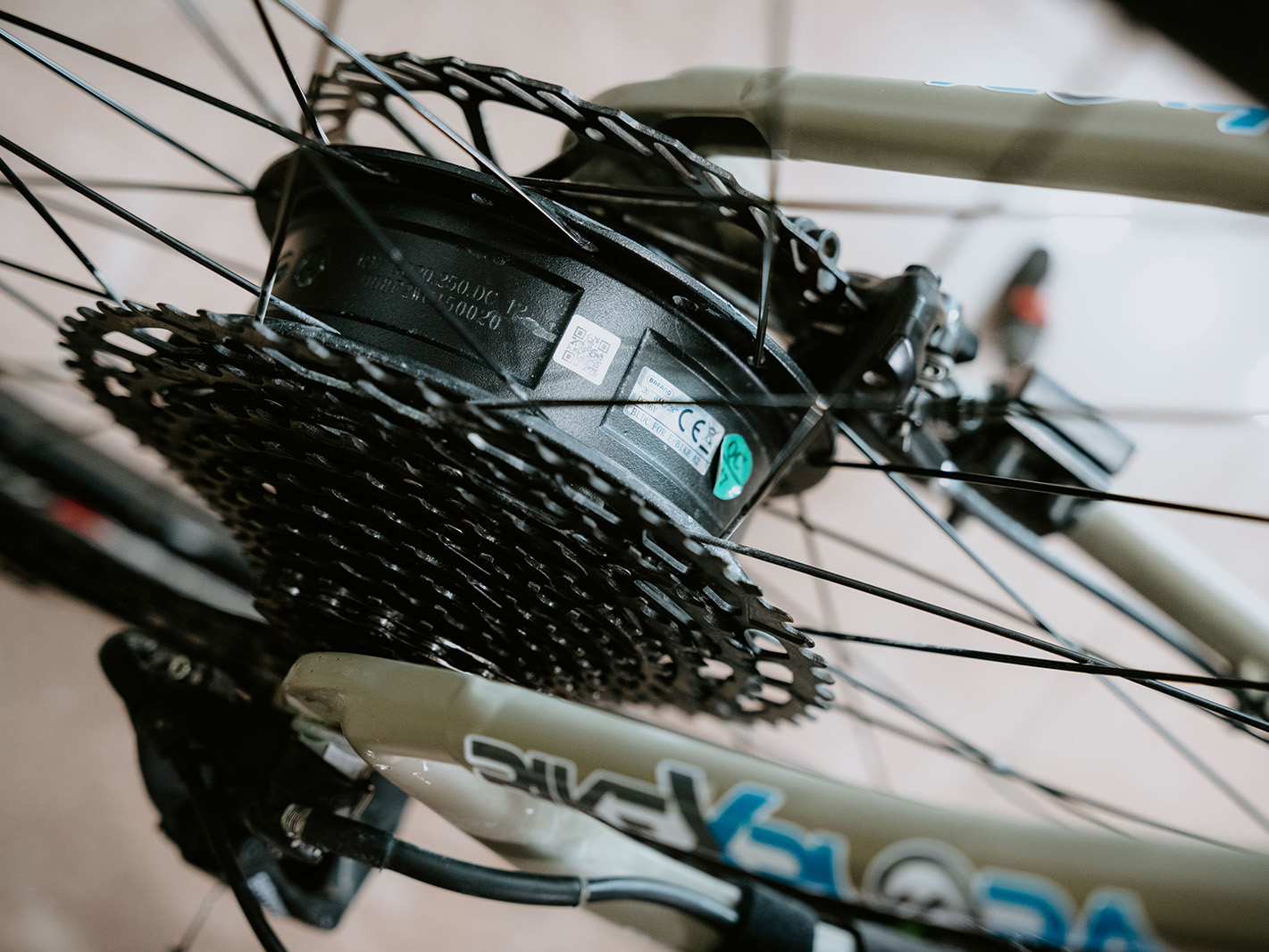 Dettaglio del motore nel mozzo posteriore di una bici convertita in e-bike