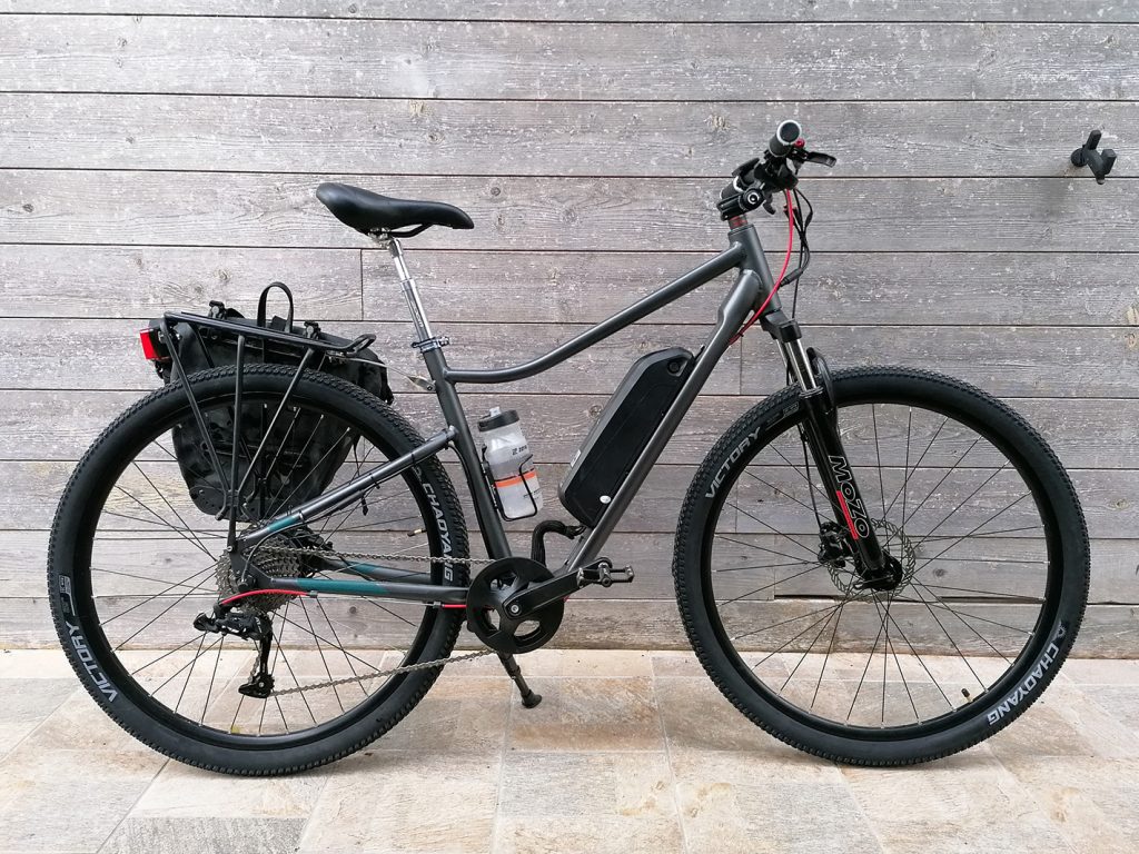Bici muscolare trasformata in e-bike con batteria sul telaio e borse posteriori