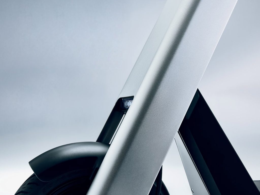 Dettaglio del telaio bianco della e-bike Olto con parafango nero su sfondo grigio chiaro